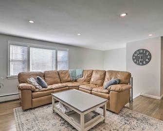 Fire Pit, Spacious Yard Hyannis Vacation Rental - Hyannis - Living room