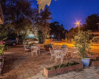 Hotel Sandalyon - San Teodoro - Patio