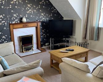 Belle-Vue Apartments - Hunstanton - Living room