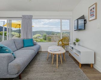 The Blockhouse - Whangamata Holiday Home - Whangamata - Living room
