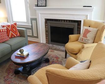 Historic Schoolhouse Turned Home in Charming River Town of Afton - Afton - Sala de estar