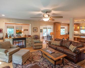 Retriever Beach - New River-frontage with Your Own Private Beach! Fire Pits - Games and More! - West Jefferson - Obývací pokoj