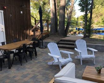 Eastside Guesthouse And Bivy - Bishop - Patio