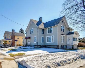 Lake Michigan Vacation Rental: 1 Block to Marina! - Manitowoc - Budova