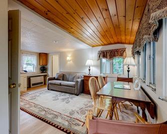 Cute Riverfront Cabin in Great Location w/ Shared Pool, Kitchenette, & Free WiFi - Lincoln - Dining room