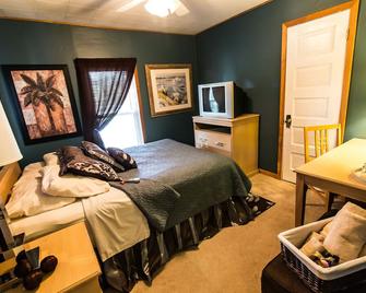 Beachfront Century Home Boasts A Million Dollar View - Lorain - Habitación