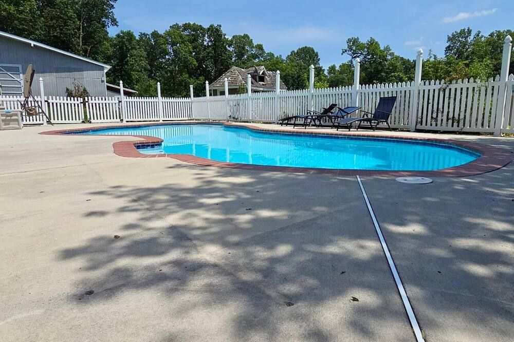Secondary Suite In An Amazing Farmhouse with Swimming Pool and FirePit