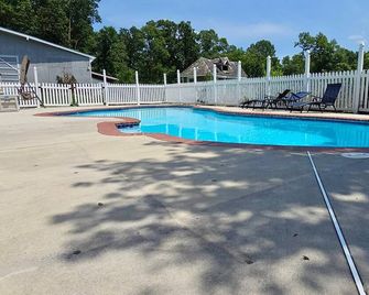 Secondary Suite In An Amazing Farmhouse with Swimming Pool and FirePit - Finksburg - Zwembad