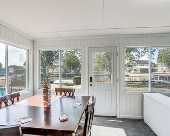 Waterfront Port Clinton Cottage 5 Mi to Lake Erie - Port Clinton - Dining room