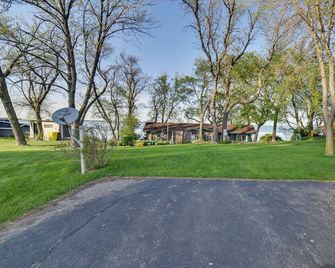 Dreamy Lake Poinsett Cabin w/ Deck, Dock & Views! - Arlington - Vista del exterior