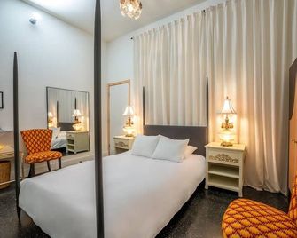 Hotel Narcissus - Room 4 - San Diego