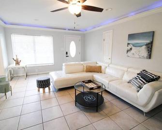 POOL! 4bd Home w/pool table Near Stadium!! - Tampa - Living room
