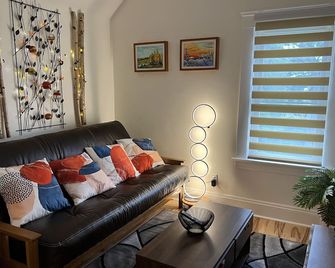 Trendy in Tremont, Cleveland (Upper) - Cleveland - Living room