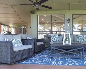 Lakehouse Retreat With 140' Open Water & Amazing Views - Sleeps 12 - Mabank - Living room