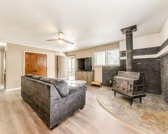 Serene Ruidoso Cabin with Fenced Yard Near Downtown! - Ruidoso - Sala de estar