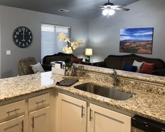 6br/4ba Dual-Townhome Sleeps 12 Near Zion & Shakespeare Festival - Cedar City - Küche