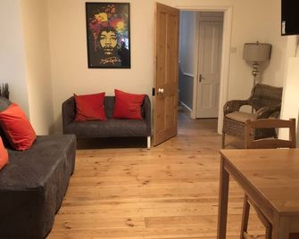 Marble Apartments Tooting Broadway - London - Living room