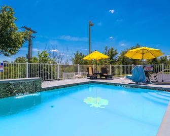 Studio Z, an Ascend Collection Hotel - St Robert - Piscina