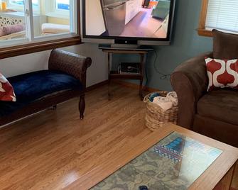 Atwood Lake Getaway - Howe - Living room
