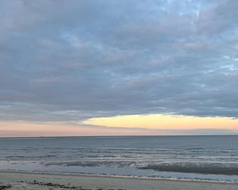 3 Br Cottage right on beach - Beautiful view of beach/water - Pets welcome! - Milford - Playa