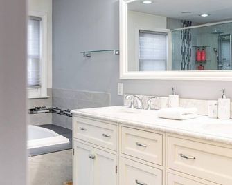 Private and Peaceful 4BD Home - Wayland - Bathroom