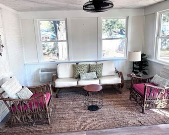 Pack your bags and leave tonight! - Wilmington - Wohnzimmer