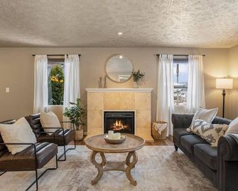 Theatrical Escape South Hill Home near Downtown - Spokane - Living room