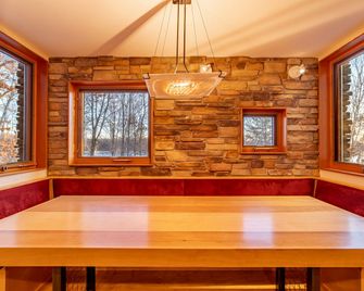 Enjoyable Secluded Cottage with Hot-tub in New Richmond, Wisconsin - New Richmond - Jídelna