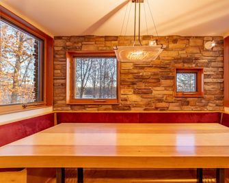 Enjoyable Secluded Cottage with Hot-tub in New Richmond, Wisconsin - New Richmond - Eetruimte