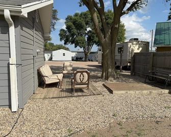 Country-themed 3 bedroom cabin near Lewis & Clark Lake at DJ's Resort - Yankton - Innenhof