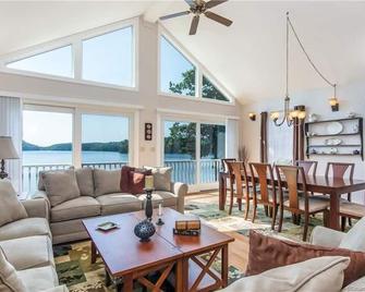 Beautiful lakefront retreat just 15 mins to casino - Montville - Sala de estar