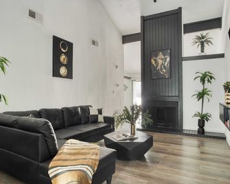 Modern Home w/ Shared Pool, Yard & Prime Location Fairlawn Lane B by Avantstay - Austin - Sala de estar