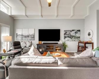 Paluxy River House - riverfront, near downtown square, fire pit - Glen Rose - Wohnzimmer