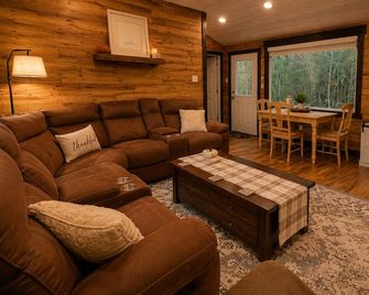 Private Wooded Cabin w/ Hot Tub, Fire Pit. 5 minutes from Texas A&M - Navasota - Soggiorno