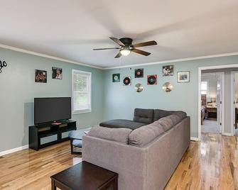 Down town Travelers rest walking to swamp rabbit bike trail - Travelers Rest - Living room