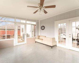 Great for large groups and Family Friendly. Backs to local park great for kids - Round Rock - Living room