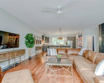 Johnny ~ Huge 4 Bedroom ~ 4 Bathroom ~ 11 Beds ~ 2 miles from Broadway! - Nashville - Wohnzimmer