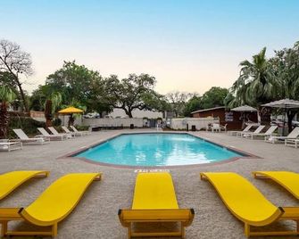 Soco 2BR Comfy Suite w Pool King bed Fast Wifi - Austin - Piscina