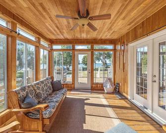 The County Lakehouse - Waterfront w Hot Tub - Milford - Living room