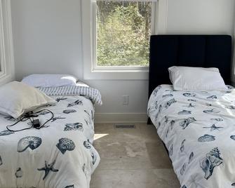 Beautiful Renovated Guest Wing - Amagansett - Bedroom
