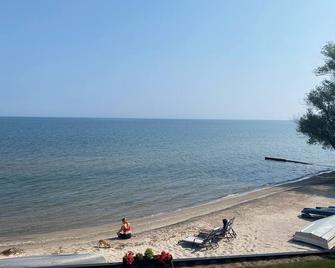Stunning Lakefront Beach House - Hilton - Pantai