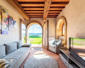 Refined Home W/ Pool, Stunning View, and Relaxing - Ulignano - Sala de estar