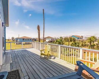 Cozy Blue Whale Beach House with wrap around deck - Jamaica Beach - Balcony