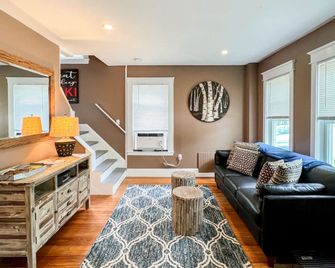 Cozy Home, Walk to N. Conway VLG and Cranmore Fun! - Conway - Living room