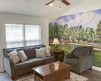 Pinehurst Fore-Bedroom Ranch With Golf Garage & Fenced Large Yard - Aberdeen - Living room