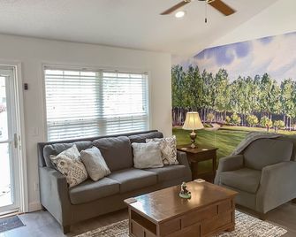 Pinehurst Fore-Bedroom Ranch With Golf Garage & Fenced Large Yard - Aberdeen - Вітальня