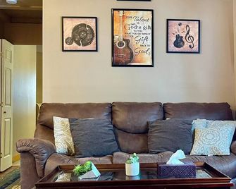 Cozy Creekside Cottage next to City Park. Walk to mainstreet! - Mountain View - Вітальня