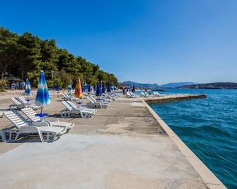 Hotel Medena Budget - Seget Donji - Strand