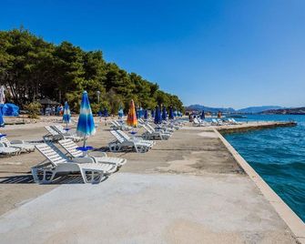 Hotel Medena Budget - Seget Donji - Pláž