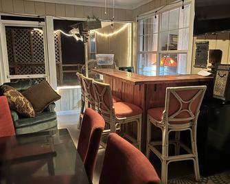 Perfect HAVEN paradise! Location, fenced, handicapped,Kayaks,Pets, Dive and kids - High Springs - Bar